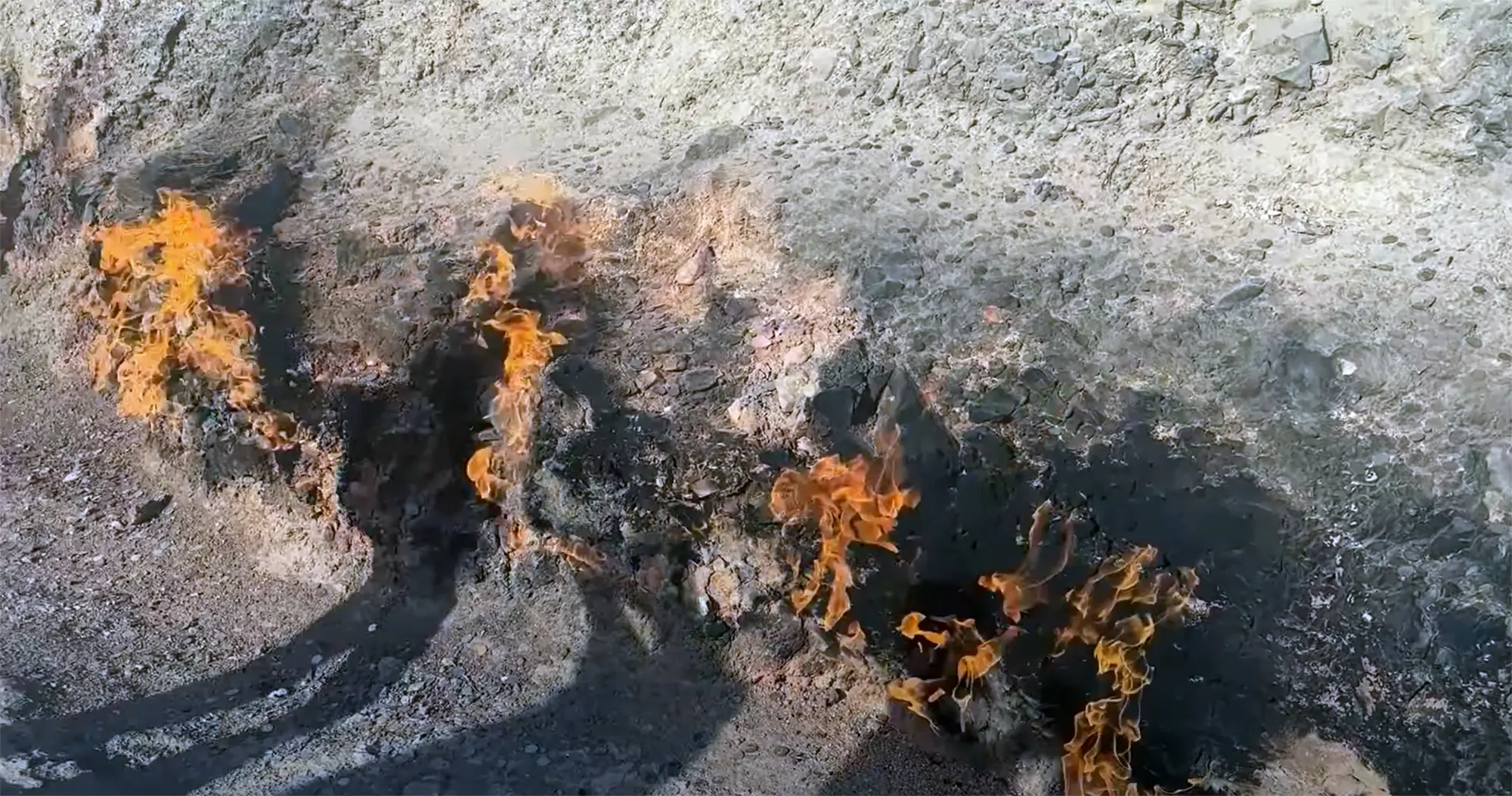 ヤナルダー（燃える山）